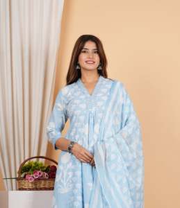 Ensemble Kurta Anarkali en coton Cambric bleu avec imprimé botanique, travail de miroir et col en V, manches 3/4, longueur mollet - Product Image 6