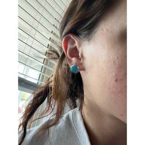 Boucles d'oreilles clous géométriques en argent sterling, turquoise et topaze, style vintage or rose - Product Image 2