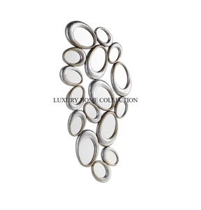 Cadre de miroir mural en métal antique très décoratif avec défilement artisanal et détails en filigrane pour une touche artistique - Product Image 1