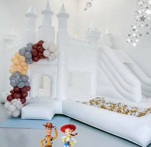 Grand château gonflable commercial en PVC blanc pour mariages, idéal pour la location événementielle - Product Image 2