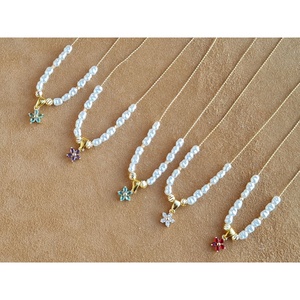 Collier élégant plaqué or avec chaîne de perles et pendentifs fleuris colorés – Produit à fort potentiel de revente - Product Image 1