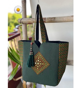 กระเป๋าช้อปปิ้งผ้าฝ้ายพิมพ์ลายแบบดั้งเดิมขนาด13x13x7นิ้วมีกระเป๋าด้านในเหมาะสำหรับใช้ในชีวิตประจำวัน - Product Image 2