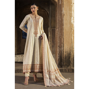 ชุดสูทผ้าลอนปักลาย 3 ชิ้นสำหรับผู้หญิง พร้อมผ้าคลุมไหล่พิมพ์ลายเคลือบเงา รุ่น DN-62038 - Product Image 3