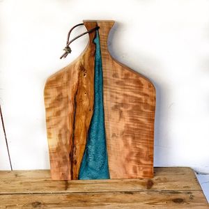 Planche à découper en bois avec vagues bleues et blanches fabriquées à la main, design rond durable pour une présentation élégante et une cuisine quotidienne - Product Image 2