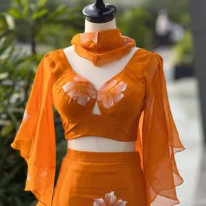 Ensemble élégant de salwar en fausse fourrure à coupe poisson avec chemisier à manches fluides, coupe ajustée, pour les fêtes - Product Image 1