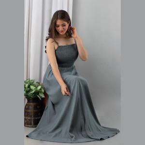 Robe longue grise fluide froncée de haute qualité, luxueuse, en jean, à col licou, taille élastique, unie, avec pompons, tailles XS à XL, idéale pour les baby showers et les fêtes de jour. - Product Image 4