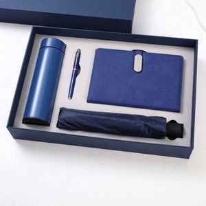 Ensemble cadeau promotionnel de luxe en cuir noir comprenant un parapluie, une tasse isotherme, un carnet personnalisable, un stylo et une bouteille - Product Image 3