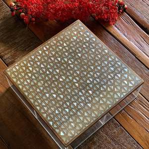 Caja de Regalo Exclusiva Hecha a Mano para Celebrar el Eid Mubarak, con Postres y Chocolates Acrílicos, con Tapa de Madera con Incrustaciones de Nácar - Product Image 1