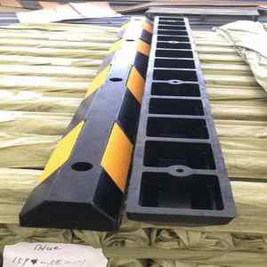 駐車場用反射テープ付きユニバーサルホイールストッパー - Product Image 3