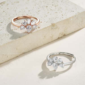 Anillo de Compromiso de Lujo Ajustable con Corte de Pera de 1.00 CT, Diseño de Flor, Moderno, Plata de Ley 925, Moissanita, Engaste de Garras, para Boda - Product Image 1