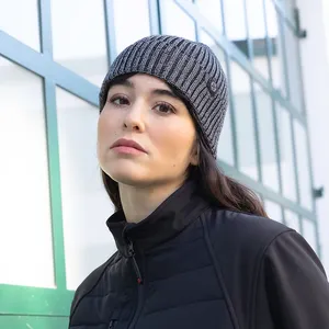Cappelli e Berretti Promozionali Riflettenti in Titanio Personalizzati per Esposizione di Gadget - Product Image 3