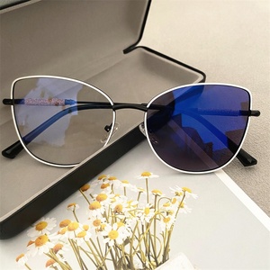 Lunettes Femme 2026 en Alliage avec Strass, Monture Œil de Chat Rose et Blanc, Charnière à Ressort, Verres <span class=keywords><strong>Photogray</strong></span> Solide Antireflet Photochromiques - Product Image 1