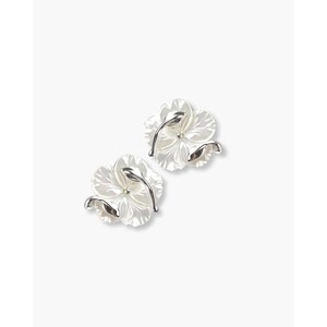 Pendientes de Acero Inoxidable con Baño de Rodio, con Flor Tallada y Perla de Agua Dulce - Product Image 1