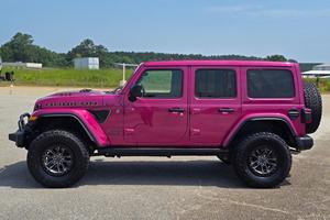 Wrangler Unlimited Rubicon 392 Edición Final 2024, 4x4, Motor Hemi V8 de 470 hp, Tracción Total Permanente, Color Tuscadero Pearl Coat - Product Image 3