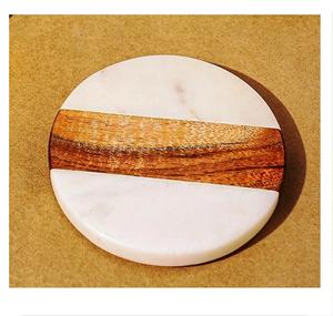 Sous-verres hexagonaux en marbre 4 pièces avec incrustation en laiton, bois naturel et marbre, sous-verres en bois de manguier fabriqués en Inde - Product Image 6