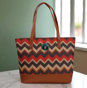 กระเป๋าสะพายไหล่ดีไซน์ทันสมัยสำหรับผู้หญิงพร้อมรายละเอียดหลากสีภายในกว้างขวางและสายคล้องไหล่ที่ใส่สบาย - Product Image 2