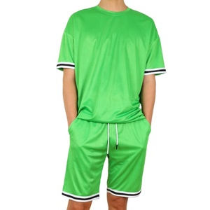 Camiseta y pantalones cortos de cuello redondo para hombre, conjuntos dobles de temporada de verano, ligeros, con bolsillos laterales - Product Image 1