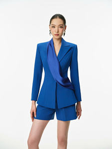 Ensemble de costume pour femme en tissu de coton, de soie et de polyélasthanne bleu royal, blazer sur mesure, shorts, tenue élégante pour le bureau et les événements, OEM/ODM - Product Image 4