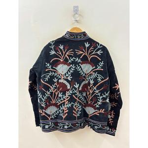 Chaqueta Reversible de Terciopelo con Bordado Floral Suzani, Hecha a Mano en Jaipur, Elegante Cuello Mandarín, Color Negro y Rosa Empolvado - Product Image 2