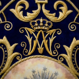 Bandera Litúrgica Procesional 3D Ecológica al por Mayor, de Terciopelo Azul con Bordado a Mano y Flecos Dorados, Diseño Personalizado - Product Image 2