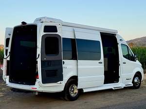 Fourgon aménagé Sprinter, camping-car, caravane |   Camping-car tout-terrain 4x4 |   Fourgonnette de camping Expedition LWB de 170 pouces |   Camping-car tout-terrain 4x4 avec panneaux solaires - Product Image 4