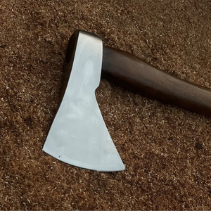 Hacha de supervivencia forjada a mano profesional con Funda de cuero y mango de madera de Fresno, pedidos a granel personalizados al por mayor, servicio OEM y ODM - Product Image 3