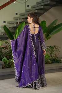 Conjunto de traje Anarkali largo bordado en morado de Unity Luxure Premium con dupatta, tela de seda brillante, ropa étnica para mujer - Product Image 2