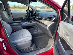 Sienna LE 2021 Usada en Buen Estado, Volante a la Izquierda - Product Image 2