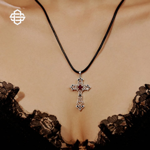 Collar con colgante de Cruz Celta con piedras preciosas Rojas Joyería religiosa de plata esterlina para hombres y mujeres - Product Image 3