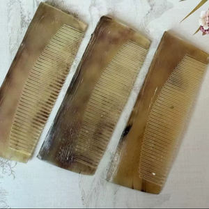 Peine de Cuerno Pulido Hecho a Mano Tradicional, Acabado Natural Suave, Antiestático, para Arte y Coleccionismo - Product Image 1