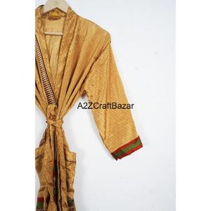 Bata de Seda Vintage India con Patchwork - Elegante Bata Larga para Mujer con Manga Tres Cuartos, Cuello en V, Cordón Ajustable, Secado Rápido y Transpirable - Product Image 3