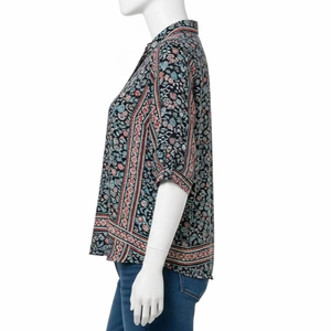 เสื้อเบลาส์พิมพ์ลายดิจิทัล ผ้าโพลีเอสเตอร์ระบายอากาศได้ดี เนื้อผ้านุ่ม น้ำหนักเบา ดีไซน์ทันสมัย เหมาะสำหรับใส่ในชีวิตประจำวัน ใส่ทำงาน หรือใส่ลำลอง - Product Image 3