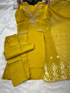 ชุดคุर्ติ กางเกง และผ้าคลุมไหล่สีมัสตาร์ดพิเศษ ดีไซน์ใหม่ แบรนด์ Haldi Seremany คอวี พร้อมการตกแต่งแบบเต็มตัว - Product Image 3
