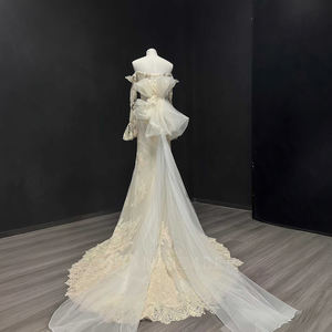 Vestido de Novia Sirena Elegante NT94 con Cuello Barco, Cola Capilla, Encaje, Flores de Cristal y Estilo Moderno - Product Image 3