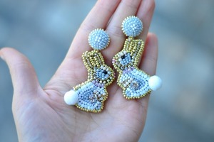 Boucles d'oreilles pendantes tendance en coton de haute qualité plaqué or, faites à la main, légères, ornées de perles, forme ovale, style bouddhiste, par HUSSAIN CRAFTS - Product Image 6