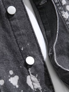 ผู้ผลิตเสื้อผ้า แจ็คเก็ตยีนส์ผู้ชาย ฟอกสีแบบ Bleach Stone Wash ตกแต่งด้วยลายปะติดเพ้นท์มือ สไตล์ลำลอง ติดกระดุม ทรงปกติ สำหรับฤดูใบไม้ร่วง - Product Image 3