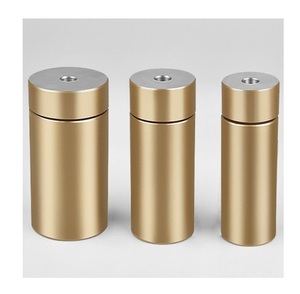 Ensemble chic de sel et de poivre en laiton avec une texture unique et une forme élégante, idéal pour les arrangements de table minimalistes et maximalistes - Product Image 1