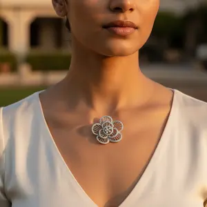 เข็มกลัดดอกไม้สีเงินประดับเพชร คริสตัลชุบ และลายตัวเลขและผีเสื้อประดับเพชรเทียม เครื่องประดับสำหรับผู้หญิง - Product Image 3