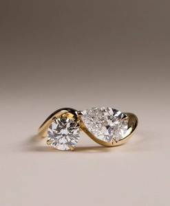 Anillo de compromiso Toi et Moi con diamante cultivado en laboratorio de corte pera y redondo, oro macizo de 14K, anillo de boda único, regalo para ella, joyería para mujer - Product Image 1