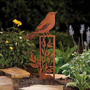 Piquets de jardin en métal à motifs floraux, parfaits pour guider l'aménagement du jardin avec des motifs floraux disposés sur les espaces de vie extérieurs - Product Image 1