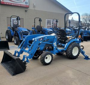 Tracteur compact sur roues New Holland Workmaster 25S 25HP avec attache de pelle rétrocaveuse 4x4, équipement agricole - Product Image 4