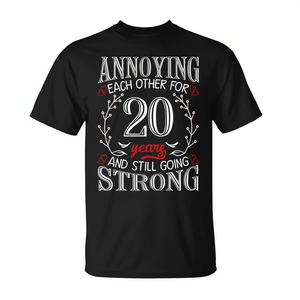 Camiseta para el 20.º aniversario de boda: Irritándose el uno con el otro durante 20 años - Camiseta promocional - Product Image 2