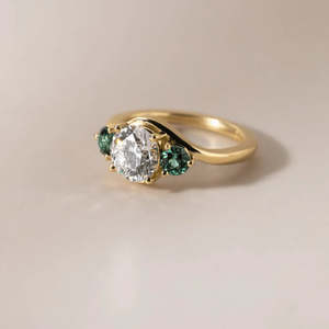 Bague de fiançailles Elentique certifiée IGI, or vintage, trois pierres, diamant de laboratoire fantaisie vif, coupe excellente, clarté VS1, 2,20 CT - Product Image 3