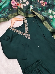 Increíble color de seda romana Premium con trabajo manual Kurti Pant y Dupatta Mujeres Fabricante de moda de Surat a la tarifa más baja - Product Image 3