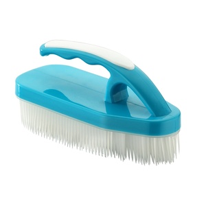 Cepillo de plástico para limpieza de alfombras con cerdas fuertes, mango de plástico, herramienta manual ecológica y reutilizable para fregar alfombras y suelos. - Product Image 1