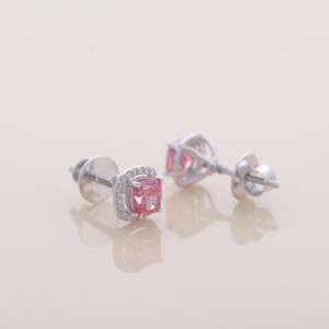 Boucles d'oreilles clous en or jaune, blanc et rose 14 carats avec diamant rose de laboratoire taille coussin 1,68 ct et halo, fermeture à vis - Product Image 4