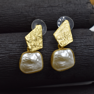 ต่างหูหมุดไม้ถูพื้นทองเหลืองแฟนซีของผู้หญิงเครื่องประดับแฟชั่นที่มีคุณภาพดีที่สุดสำหรับสุภาพสตรีขายส่งสินค้าส่งออกจากอินเดีย - Product Image 1