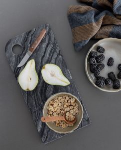 Planche à découper en marbre moderne conçue pour les cuisines contemporaines, la préparation des aliments et le service - Product Image 6