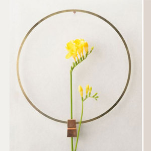 Sculpture murale en métal doré Anneau rond en métal Porte-fleur - Product Image 1