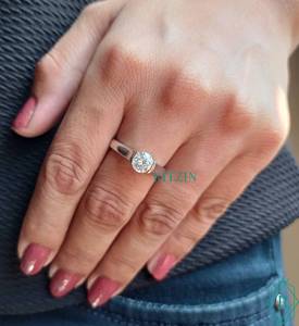 Anillo de compromiso de moissanita, Diamante de corte redondo, 1,00 CT - Product Image 1